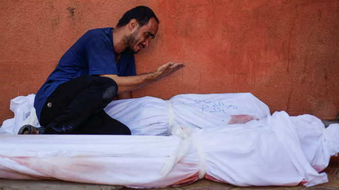 Israel kembalikan 180 jasad warga Gaza, sebagian hilang organ 1 Seorang pria Palestina berada di samping jenazah istri dan putrinya yang tewas akibat serangan Israel, di Khan Younis di selatan Jalur Gaza, 26 Oktober 2023 (Reuters)