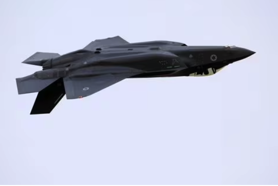 Pengadilan perintahkan Belanda setop ekspor onderdil F-35 ke Israel 1 Jet tempur F-35 Angkatan Udara Israel terbang saat demonstrasi udara pada upacara wisuda pilot Angkatan Udara Israel di pangkalan udara Hatzerim di Israel selatan, 27 Desember 2017. REUTERS/Amir Cohen