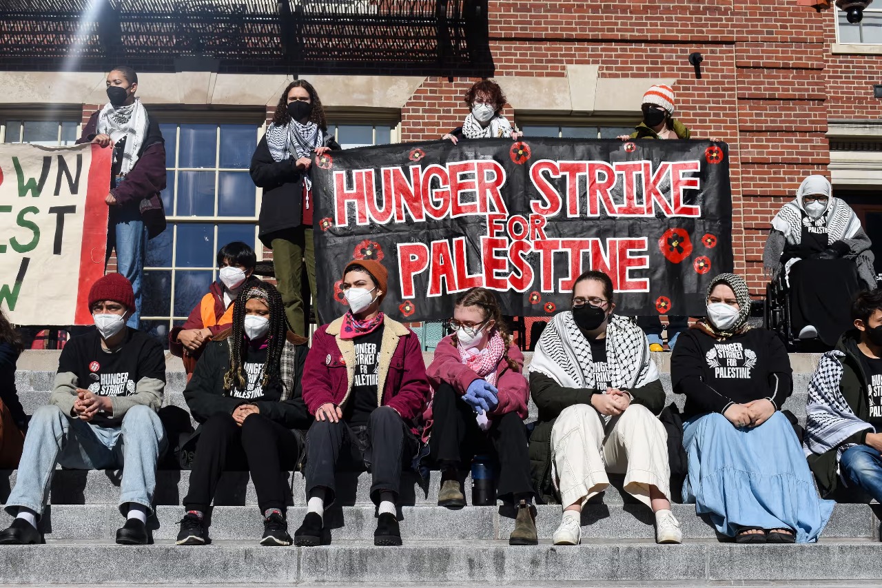 Mahasiswa AS mogok makan, tuntut kampus tarik investasi dari Israel 1 Para mahasiswa Brown University, Amerika Serikat, melakukan aksi mogok makan untuk menuntut kampusnya menarik investasi dari perusahaan yang terafiliasi Israel. Foto: Alicia Joo