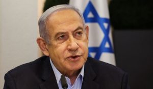 Netanyahu tolak perundingan pertukaran tahanan di Kairo 1 Perdana Menteri Israel Benjamin Netanyahu memimpin rapat kabinet mingguan di Kementerian Pertahanan di Tel Aviv pada 7 Januari 2024. (Foto oleh RONEN ZVULUN / POOL / AFP)