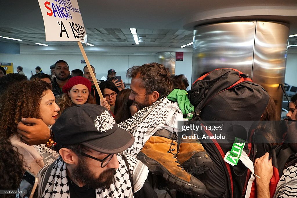 Thiago Avila Disambut Massa Pro-Palestina Saat Tiba di Brasil Usai Ditahan Israel 1 gettyimages 2219220913 1024x1024 1